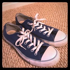 Converse sneakers size 7 (M) or 9 (W)